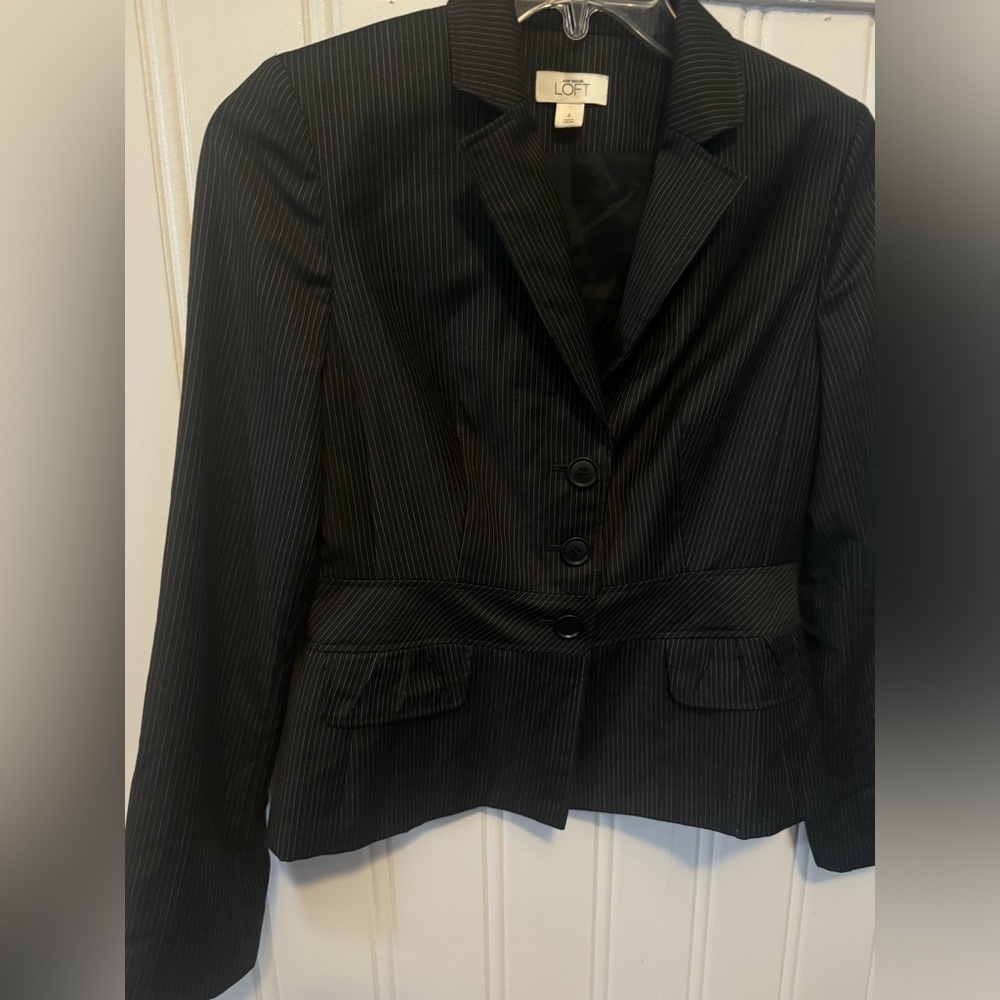 Ann Taylor Loft Pinstriped Black Blazer - Size 6 - Picture 2 of 8